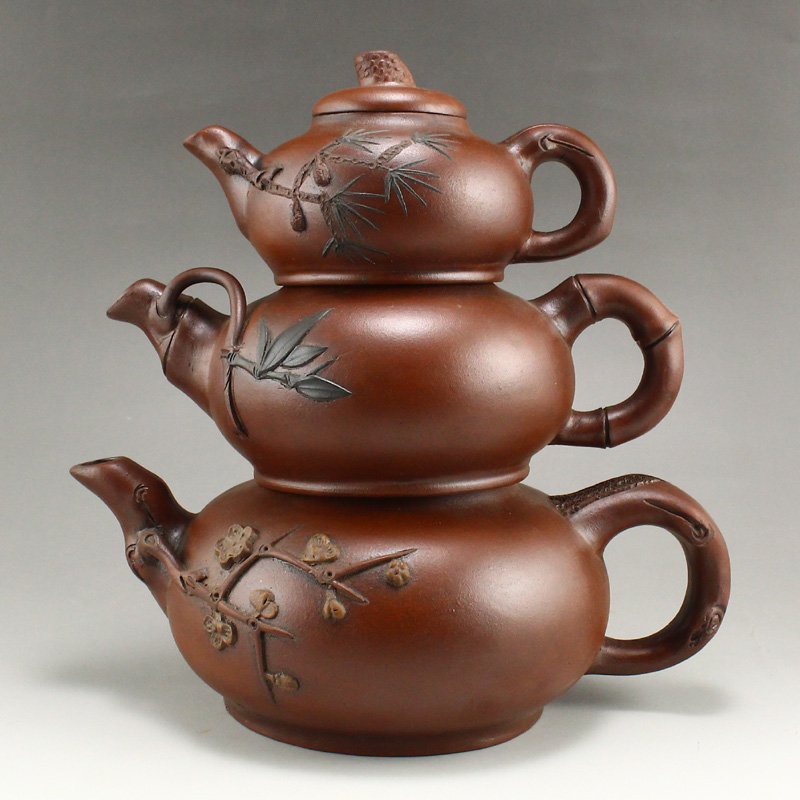 A Set Three Vintage Chinese Yixing Zisha Clay Teapot: A Set Three Vintage Chinese Yixing Zisha Clay Teapot w Artist Signed Dimension: 175 x 170 x 110(mm) 6.89 x 6.69 x 4.33(inches) Weight: 1.72 lbs/778 g