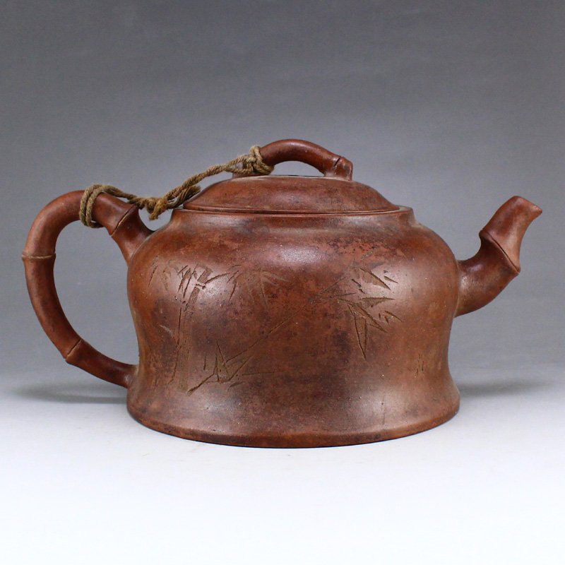 Chinese Yixing Zisha Clay Teapot w Artist Signed: Chinese Yixing Zisha Clay Teapot w Artist Signed Dimension: 185 x 115 x 90(mm) 7.28 x 4.53 x 3.54(inches) Weight: 0.94 lbs/425 g