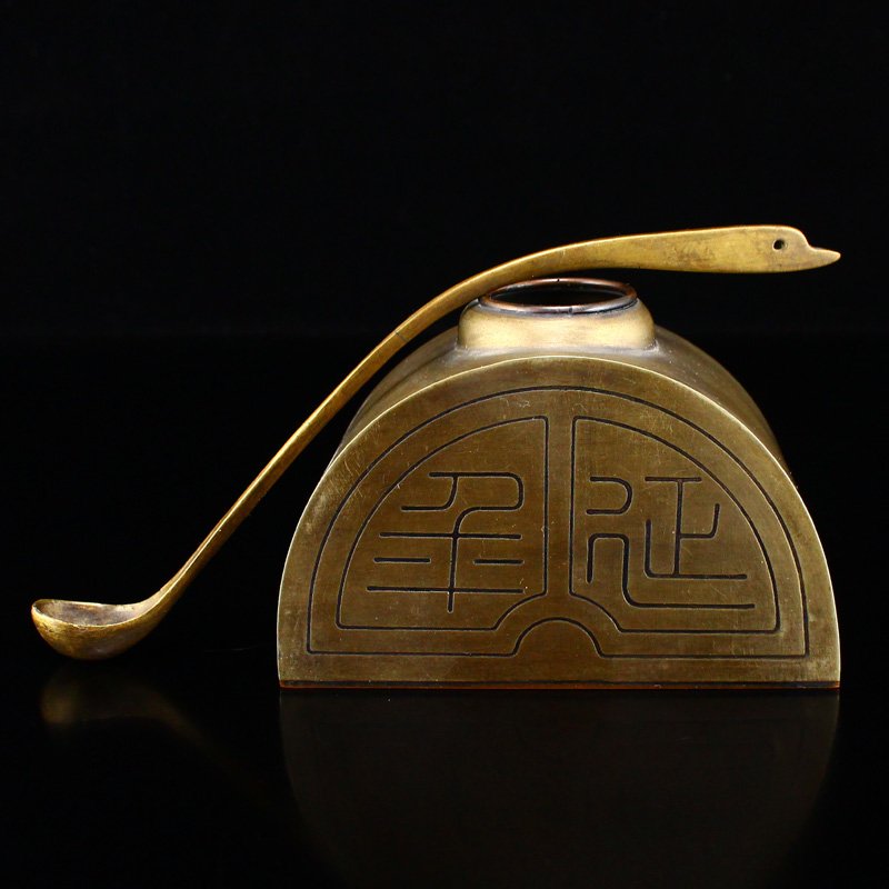 Vintage Chinese Qing Dy Copper Ink Pot: Vintage Chinese Qing Dy Copper Ink Pot Dimension: 135 x 11 x 15(mm) 5.31 x 0.43 x 0.59(inches) Weight: 0.02 lbs/11 g Dimension: 82 x 54 x 42(mm) 3.23 x 2.12 x 1.65(inches) Weight: 0.27 lbs/124 g