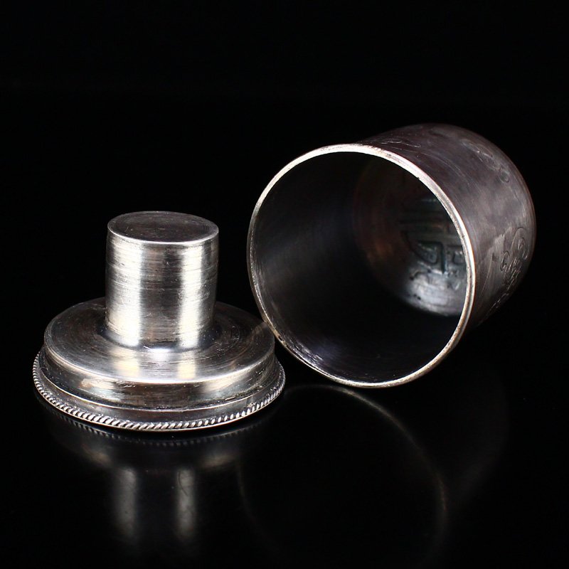 Vintage Chinese Sterling Silver Thumb Ring Box w Bats: Vintage Chinese Sterling Silver Thumb Ring Box w Bats Dimension: 44 x 44 x 45(mm) 1.73 x 1.73 x 1.77(inches) Weight:0.13 lbs/58 g