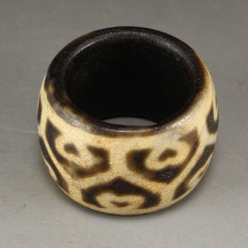 Vintage Tibetan DZI Agate Thumb Ring: Vintage Tibetan DZI Agate Thumb Ring US SIZE: 11 Dimension: 21 x 24 (mm) 0.83 x 0.94(inches) Weight: 0.05 lbs/22 g