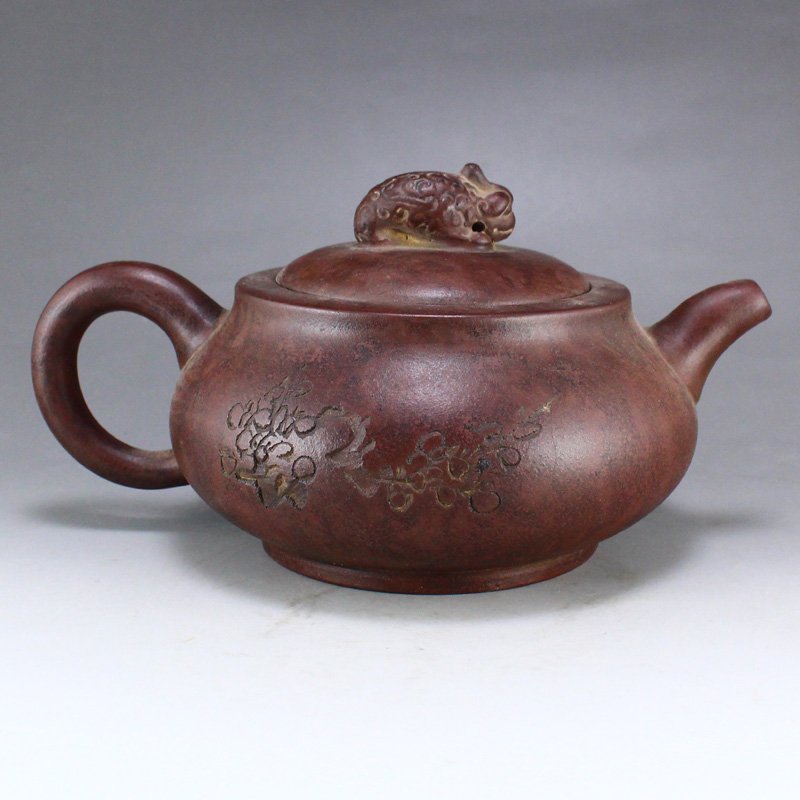Vintage Chinese Yixing Zisha Clay Teapot: Vintage Chinese Yixing Zisha Clay Teapot w Artist Signed Dimension:165 x 115 x 75(mm) 6.50 x 4.53 x 2.95(inches) Weight: 0.87 lbs/393 g