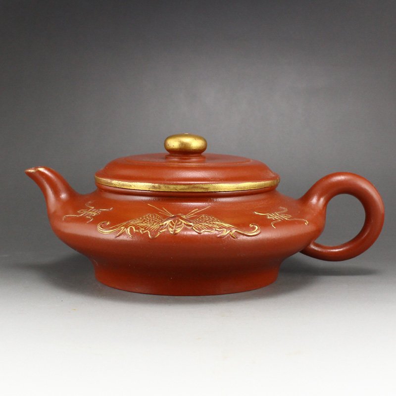 Chinese Gilt Gold Yixing Zisha Clay Teapot: 中國宜興 精美鎏金 福壽紋 紫砂茶壺 Chinese Gilt Gold Yixing Zisha Clay Teapot w Artist Signed Dimension: 155 x 