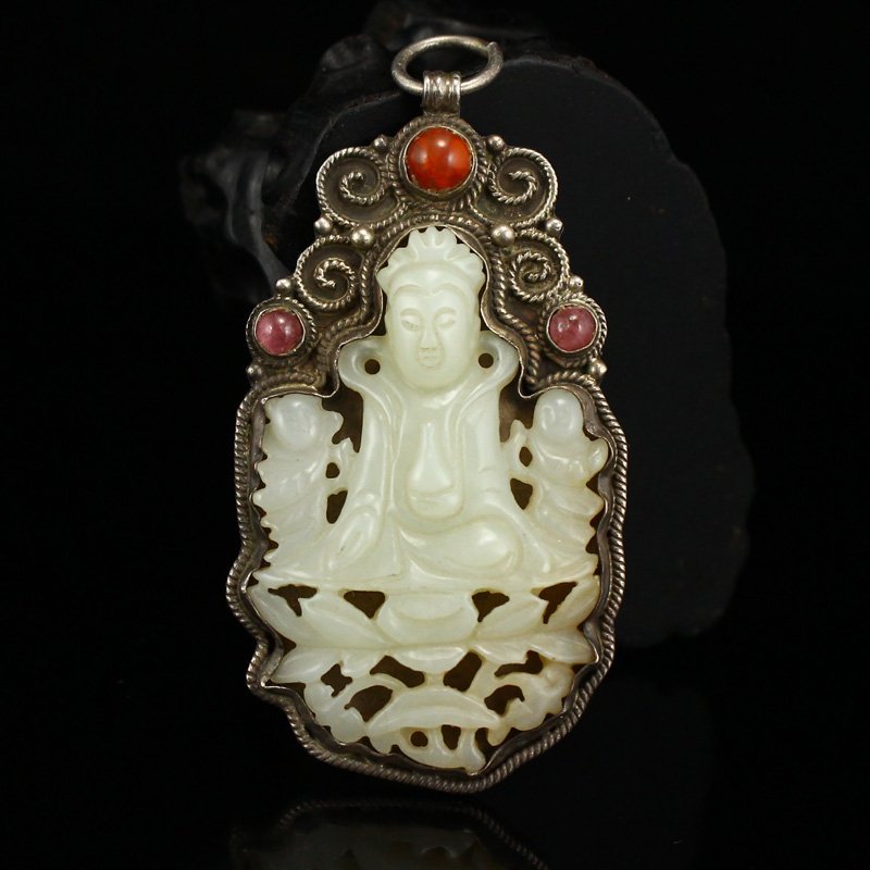 Sterling Silver Inlay Hetian Jade Kwan-yin Pendant: Vintage Chinese Sterling Silver Inlay Hetian Jade Kwan-yin Pendant Dimension: 62 x 34 x 7(mm) 2.44 x 1.34 x 0.28(inches) Weight: 0.06 lbs/26 g The wooden stand no included
