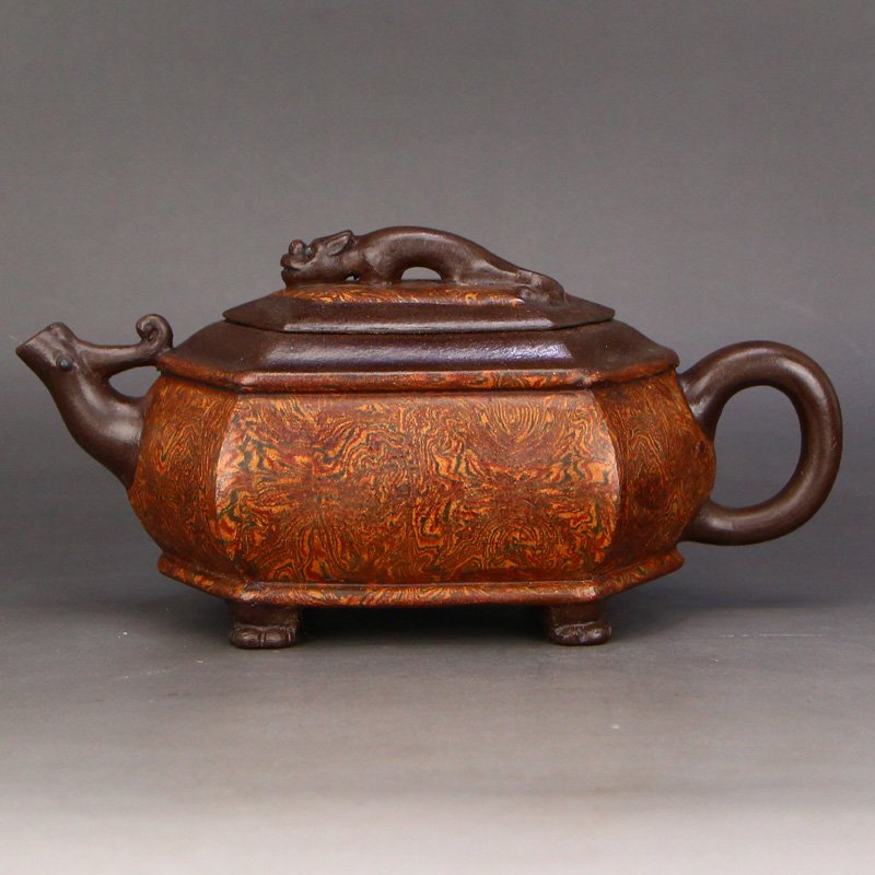 Vintage Chinese Yixing Zisha Clay Teapot: Vintage Chinese Yixing Zisha Clay Teapot w Artist Signed Dimension: 71x86x160(mm) 2.80x3.39x6.30(inches) Weight: 0.77 lbs/347 g
