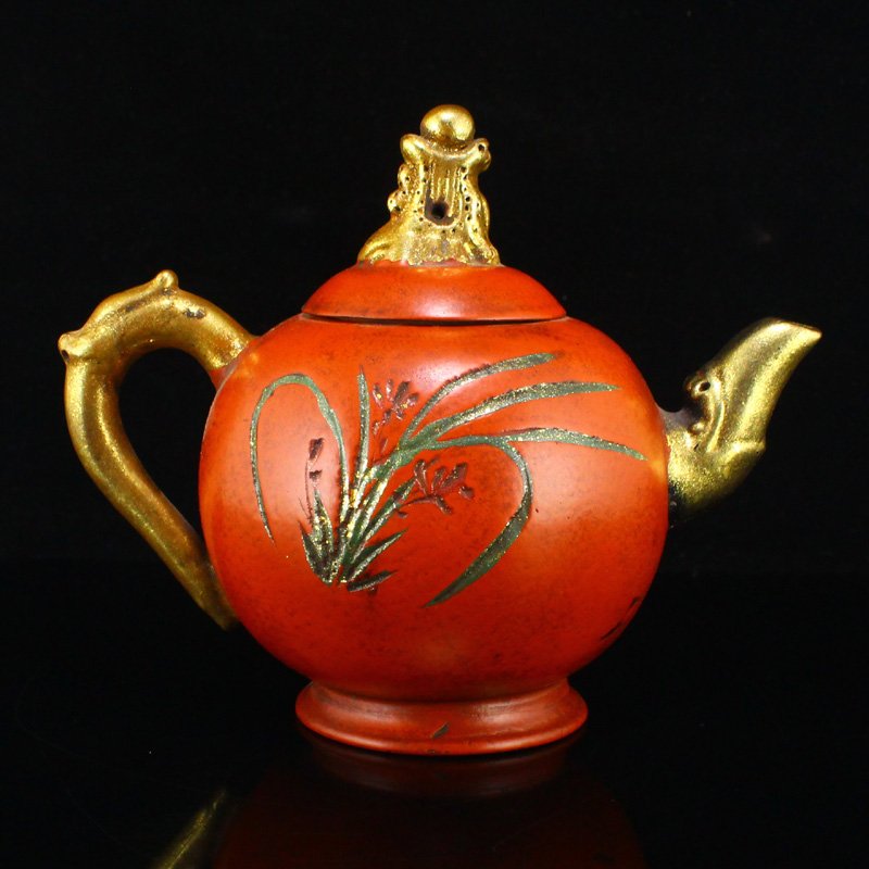 Gilt Gold Yixing Zisha Clay Teapot w Artist Signed: Chinese Gilt Gold Yixing Zisha Clay Teapot w Artist Signed Dimension: 142 x 160 x 96(mm) 5.59 x 6.30 x 3.78(inches) Weight: 0.78 lbs/352 g