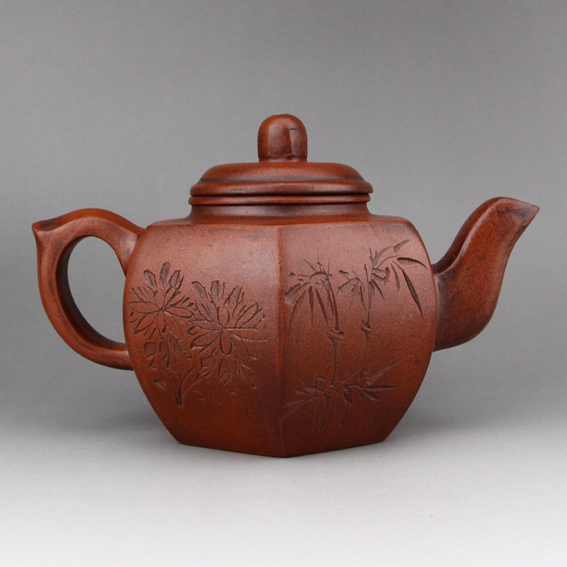 Chinese Yixing Zisha Clay Teapot w Artist Signed: Chinese Yixing Zisha Clay Teapot w Artist Signed Dimension: 185 x 120 x 105(mm) 7.28 x 4.72 x 4.13(inches) Weight:1.03 lbs/468 g
