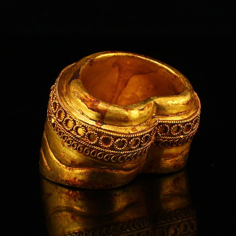 Vintage Chiense Horse's Hoof Shape Gold Bullion: Vintage Chiense Horse's Hoof Shape Gold Bullion Dimension: 34 x 44 x 33(mm) 1.34 x 1.73 x 1.30(inches) Weight 0.30 lbs/136 g