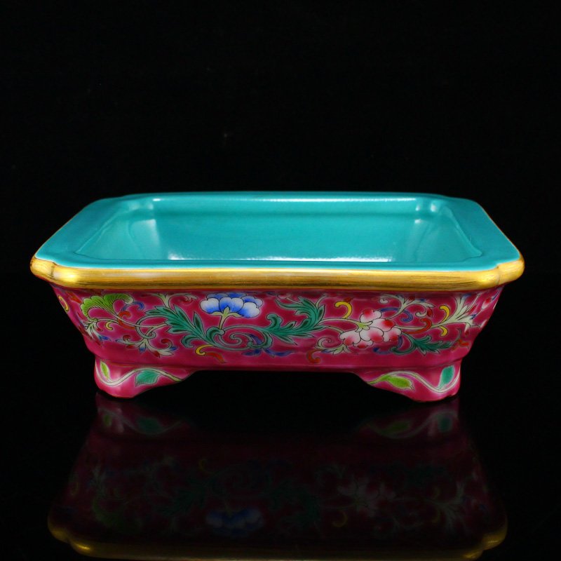 Chinese Gilt Edge Famille Rose Porcelain Brush Washer: Chinese Gilt Edge Famille Rose Porcelain Brush Washer w Yongzheng Mark Dimension: 164 x 142 x 51 (mm)6.46 x 5.59 x 2.01(inches) Weight: 1.80 lbs/817 g
