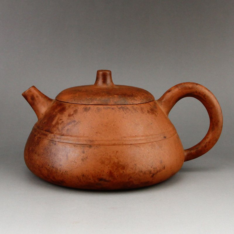 Chinese Yixing Zisha Clay Teapot w Artist Signed: Vintage Chinese Yixing Zisha Clay Teapot w Artist Signed Dimension: 165 x 130 x 80(mm) 6.50 x 5.12 x 3.15(inches) Weight: 0.88 lbs/400 g