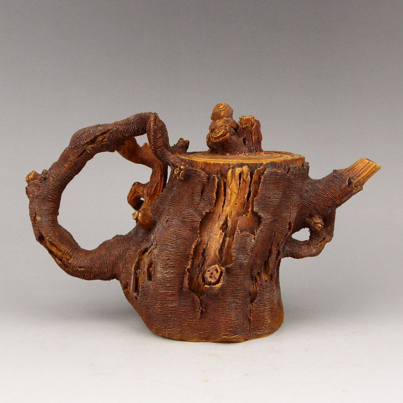 Chinese Yixing Zisha Clay Teapot w Artist Signed: Chinese Yixing Zisha Clay Teapot w Artist Signed Dimension: 164 x 103 x 79(mm) 6.46 x 4.06 x 3.11(inches) Weight: 0.75 lbs/340 g