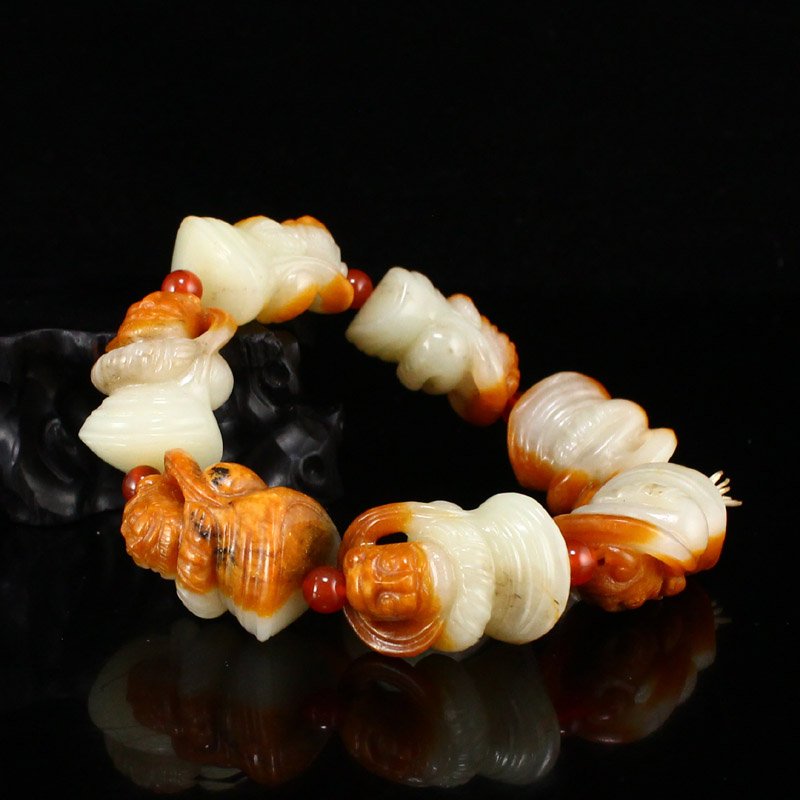 Superb Chinese Hetian Jade Carve Figure Beads Bracelet: Superb Chinese Hetian Jade Carve Figure Beads Bracelet Dimension: 28 x 20 x 17(mm) 1.10 x 0.79 x 0.67(inches) Weight: 0.23 lbs/106 g The wooden stand no included.