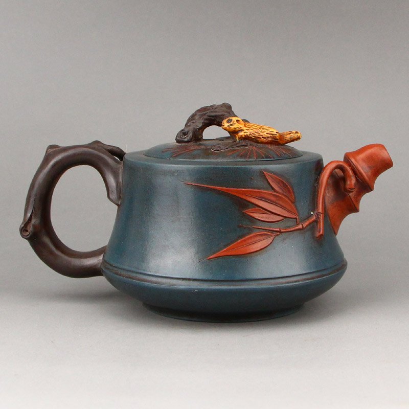 Vintage Chinese Yixing Zisha Clay Teapot: Vintage Chinese Yixing Zisha Clay Teapot w Artist Signed Dimension: 140 x 90 x 75(mm) 5.51 x 3.54 x 2.95(inches) Weight: 0.44 lbs/200 g