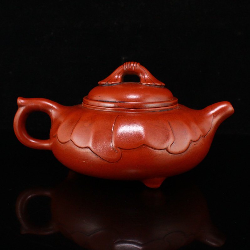 Chinese Yixing Zisha Clay Teapot w Artist Signed: Chinese Yixing Zisha Clay Teapot w Artist Signed Dimension: 146 x 106 x 82(mm) 5.75 x 4.17 x 3.23(inches) Weight:0.60 lbs/273 g