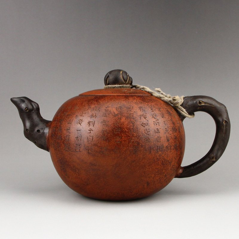 Vintage Chinese Yixing Zisha Clay Teapot: Vintage Chinese Yixing Zisha Clay Teapot w Artist Signed Dimension: 168 x 90 x 101(mm) 6.61 x 3.54 x 3.98(inches) Weight: 0.63 lbs/288 g