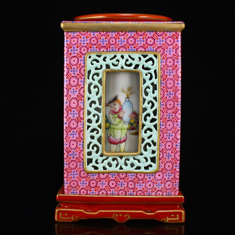 Gilt Gold Famille Rose Turn Heart Porcelain Brush Pot: Chinese Qing Dy Openwork Gilt Gold Famille Rose Double Layers Turn Heart Porcelain Brush Pot w Qianlong Mark Dimension: 155 x 93 x 93(mm) 6.1 x 3.66 x 3.66(inches) Weight: 2.3 lbs/1042 g