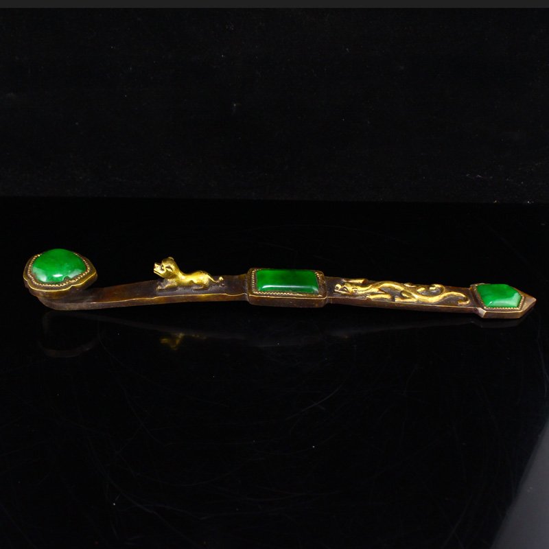 Gilt Gold Red Copper Inlay Jade Ruyi Scepter Statue: Vintage Chinese Gilt Gold Red Copper Inlay Jade Ruyi Scepter Statue Dimension: 297 x 39 x 30 (mm) 11.69 x 1.53 x 1.18(inches) Weight : 0.75 lbs/341 g The wooden stand no included.