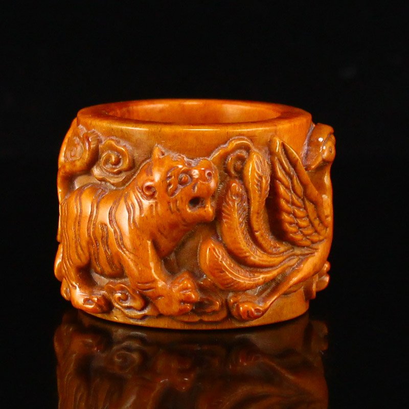 Vintage Deer Horn High Relief Divine Beast Thumb Ring: Vintage Chinese Deer Horn High Relief Divine Beast Thumb Ring US Size : 11 Dimension: 23 x 26 (mm) 0.91 x 1.02(inches) Weight: 0.06 lbs/26 g