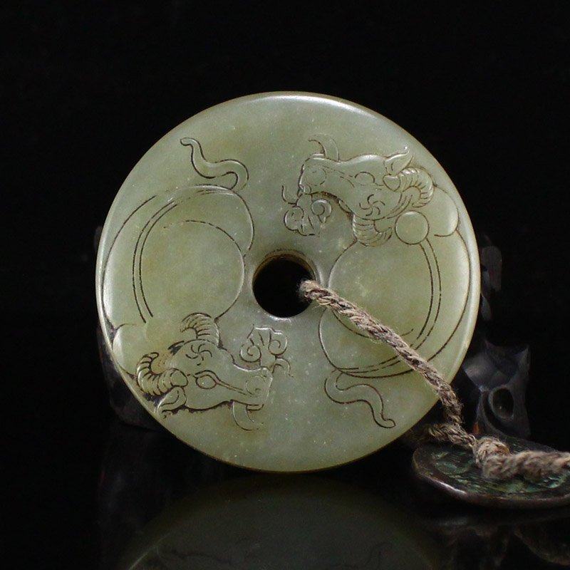 Vintage Chinese Hetian Jade Double Ox Pendant: Vintage Chinese Hetian Jade Double Ox Pendant Dimension: 56 x 56 x 12(mm) 2.20 x 2.20 x 0.47(inches) Weight: 0.16 lbs/75 g The wooden stand no included.
