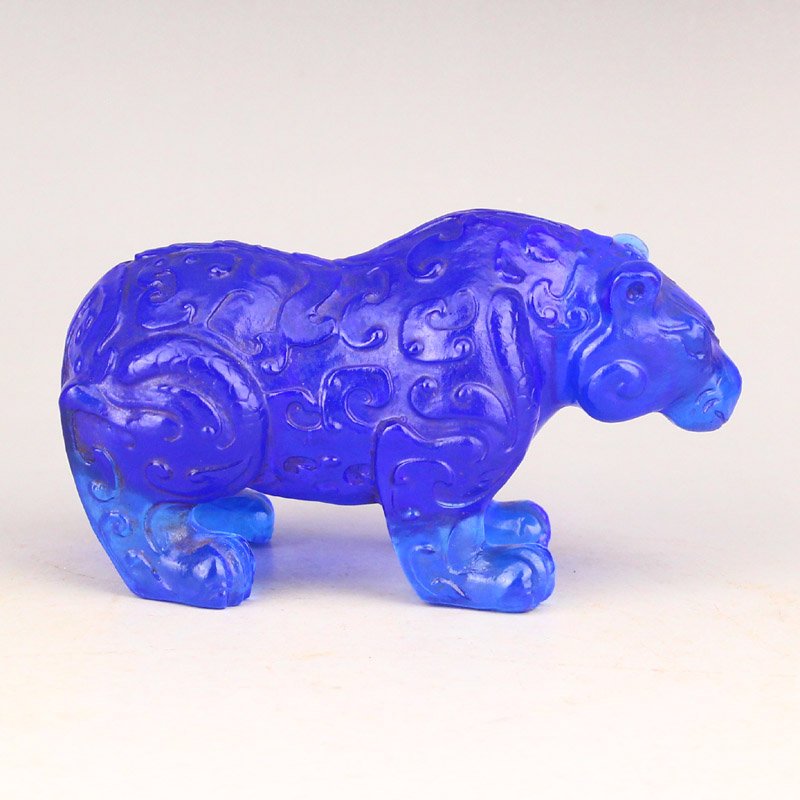 Vintage Chinese Blue Peking Glass Bear Statue: Vintage Chinese Blue Peking Glass Bear Statue Dimension: 104 x 51 x 52(mm) 4.09 x 2.01 x 2.05(inches) Weight: 0.79 lbs/359 g