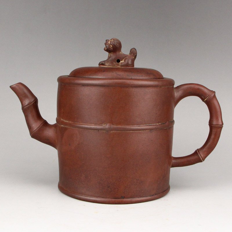 Vintage Yixing Zisha Clay Teapot w Artist Signed: Vintage Yixing Zisha Clay Teapot w Artist Signed Dimension: 183 x 127 x 101(mm) 7.2 x 5 x 3.98(inches) Weight: 1.2 lbs/543 g