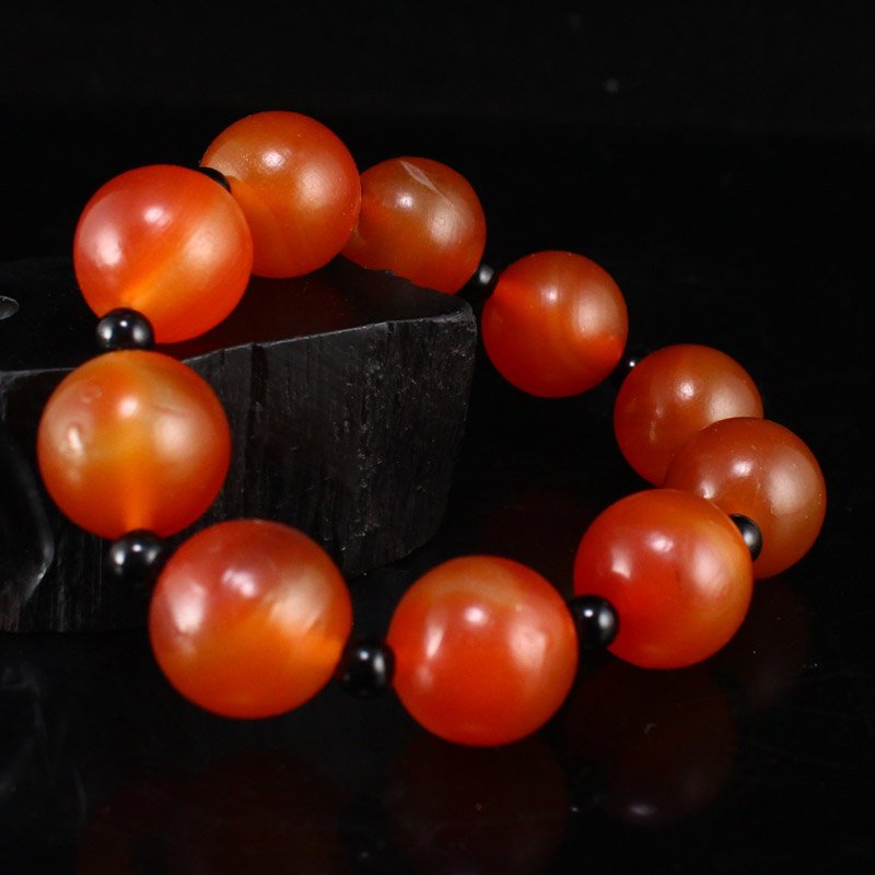 Chinese Natural Agate Beads Bracelet: Chinese Natural Agate Beads Bracelet Dimension: 20 (mm) 0.79(inches) Weight: 0.23 lbs/104 g The wooden stand no included.