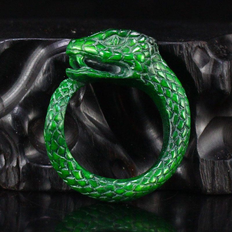 Vintage Chinese Deer Horn Carved Snake Ring: Vintage Chinese Deer Horn Carved Snake Ring US Size : 10 Dimension: 21 x 13(mm) 0.83 x 0.51(inches) Weight 0.01 lbs/5 g The wooden stand no included.
