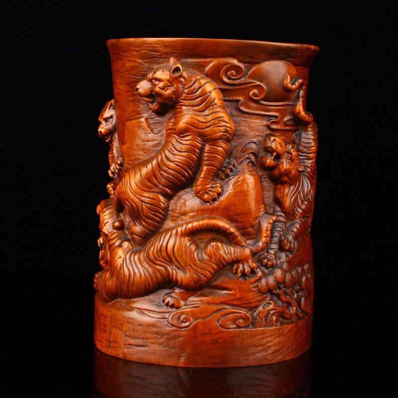 Chinese Low relief Boxwood Carved Tigers Brush Pot: Chinese Low relief Boxwood Carved Tigers Brush PotDimension: 133 x 93 x 81 (mm) 5.24 x 3.66 x 3.19 (inches) Weight: 0.84 lbs/379 g
