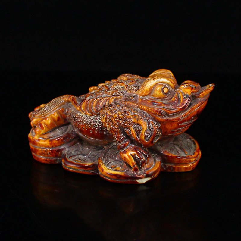 Vintage Chinese Deer Horn Fortune 3 Legs Toad Statue: Vintage Chinese Deer Horn Fortune 3 Legs Toad Statue Dimension: 75 x 57 x 38(mm) 2.95 x 2.24 x 1.5(inches) Weight: 0.24 lbs/110 g