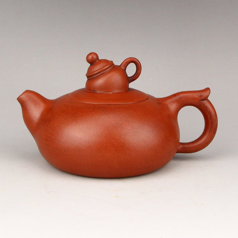 Chinese Yixing Zisha Clay Teapot w Artist Signed: Chinese Yixing Zisha Clay Teapot w Artist Signed Dimension: 142 x 87 x 104(mm) 5.59 x 3.43 x 4.09 (inches) Weight: 0.64 lbs/289 g