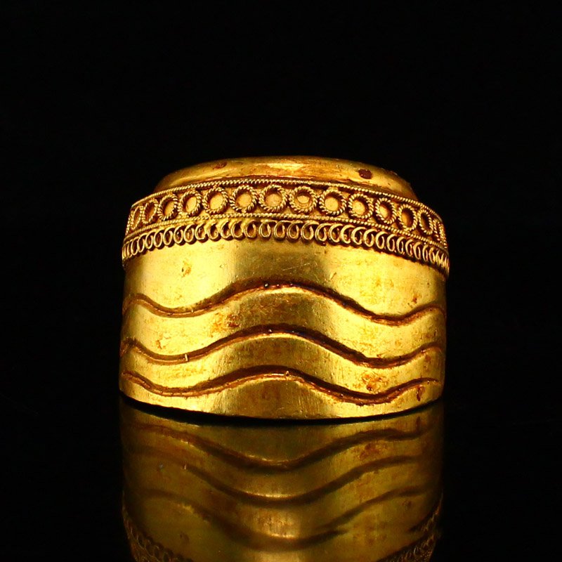 Vintage Chinese Horse's Hoof Shape Gold Bullion: Vintage Chinese Horse's Hoof Shape Gold Bullion Dimension: 45 x 35 x 36(mm) 1.77 x 1.38 x 1.42(inches) Weight: 0.31 lbs/142 g