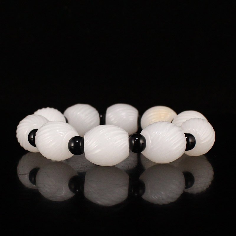 Chinese Hetian Jade Beads Bracelet: Chinese Hetian Jade Beads Bracelet Dimension: 17 x 17 x 17(mm) 0.67 x 0.67 x 0.67(inches) Weight: 0.21 lbs/95 g The wooden stand no included.