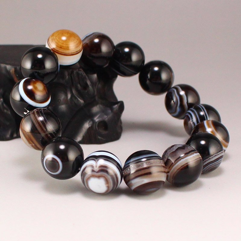 14 MM DZI Agate Beads Bracelet: 14 MM DZI Agate Beads Bracelet Dimension: 14(mm) 0.55(inches) Weight: 0.12 lbs/57 g The wooden stand no included.