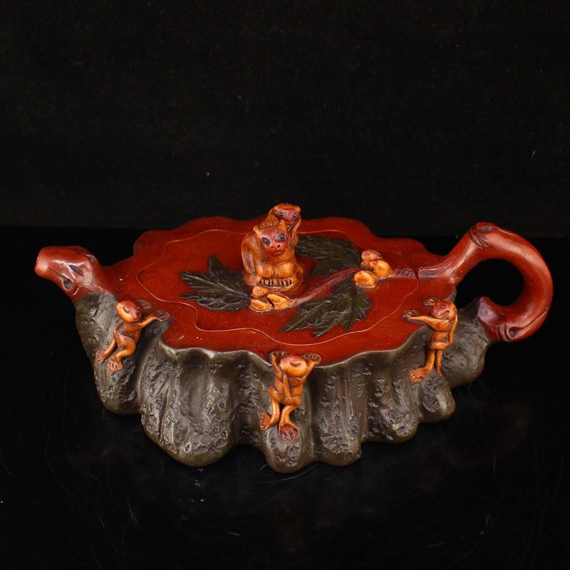 Chinese Yixing Zisha Clay Teapot w Artist Signed: Chinese Yixing Zisha Clay Teapot w Artist Signed Dimension: 208 x 130 x 23 (mm) 8.19 x 5.12 x 0.90 (inches) Weight: 1.28 lbs/583 g
