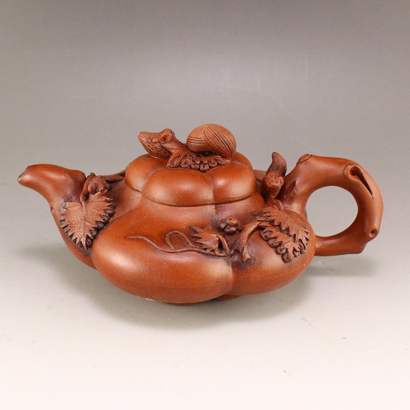 Chinese Yixing Zisha Clay Teapot w Artist Signed: Chinese Yixing Zisha Clay Teapot w Artist Signed Dimension: 175 x 76 x 108 (mm) 6.89 x 2.99 x 4.25 (inches) Weight: 0.64 lbs/290 g