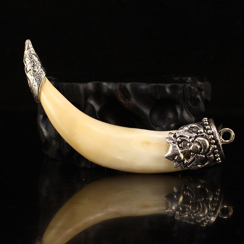 Beautiful Silver Inlay Wolf Tooth Pendant: Beautiful Silver Inlay Wolf Tooth Pendant Dimension: 80 x 17 x 12 (mm) 3.15 x 0.67 x 0.47(inches) Weight: 0.04 lbs/18 g The wooden stand no included.