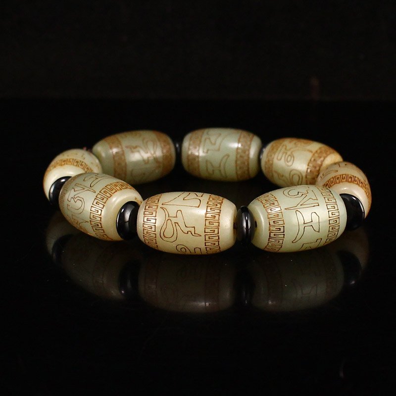 Vintage Chinese Hetian Jade Beads Bracelet: Vintage Chinese Hetian Jade Beads Bracelet Dimension: 24 x 16(mm) 0.94 x 0.63(inches) Weight: 0.22 lbs/99 g The wooden stand no included.