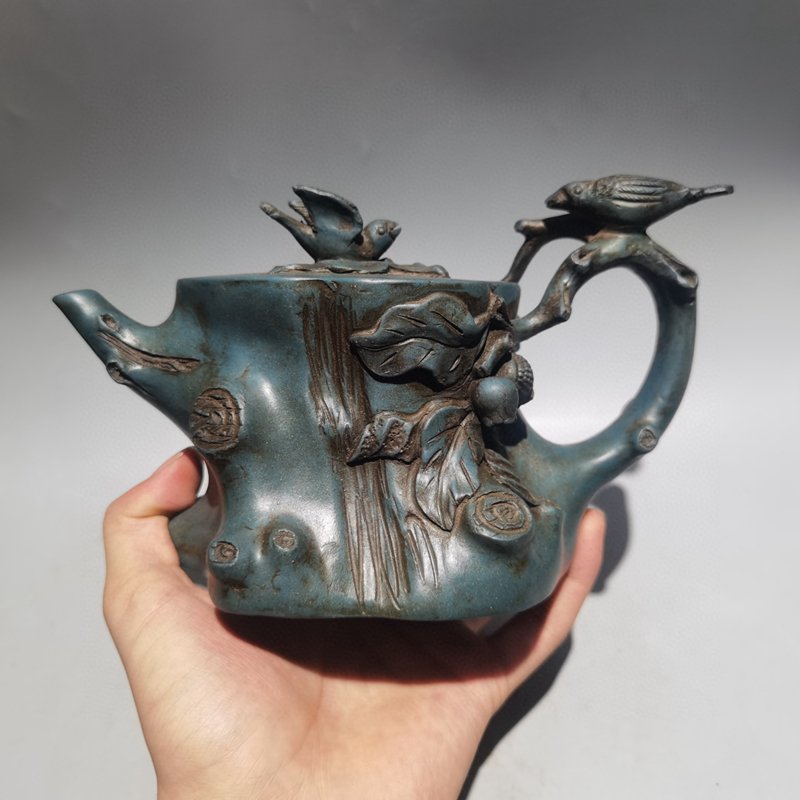 Chinese Yixing Zisha Clay Teapot w Artist Signed: Chinese Yixing Zisha Clay Teapot w Artist Signed Dimension: 210 x 110(mm) 8.27 x 4.33(inches)