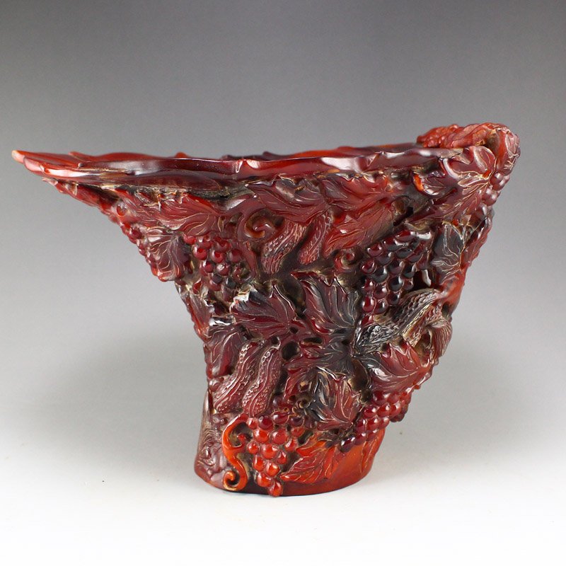 Qing Dynasty Ox Horn Low Relief Grapes Sacrifice Cup: Chinese Qing Dynasty Ox Horn Low Relief Grapes Sacrifice Cup Dimension: 155 x 220 x 155 (mm) 6.1 x 8.66 x 6.1 (inches) Weight: 2.58 lbs/1171 g