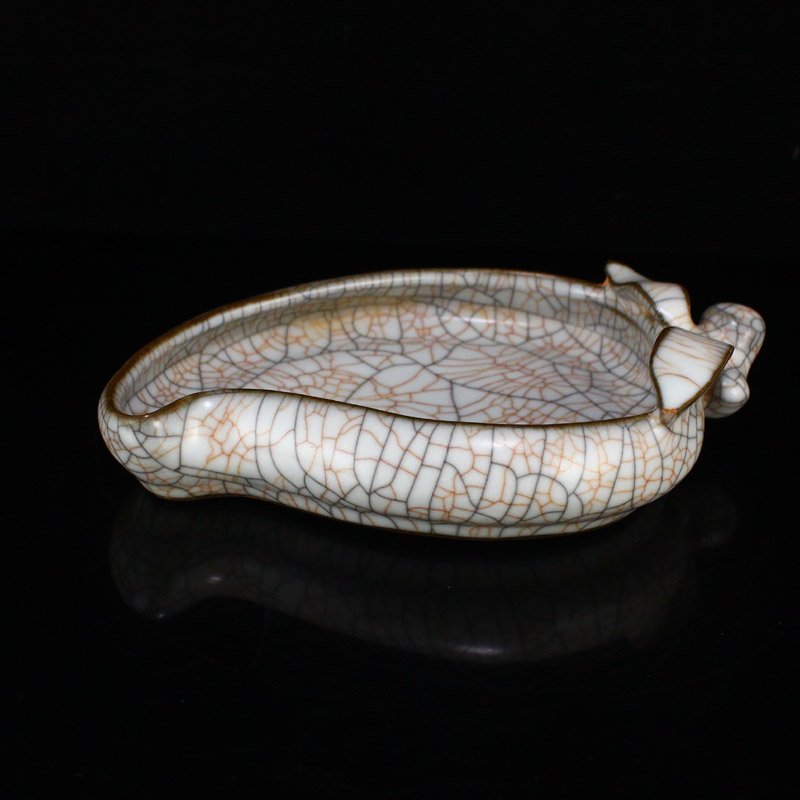 Chinese Ge Kiln Porcelain Peach Brush Washer: Chinese Ge Kiln Porcelain Peach Brush Washer Dimension: 170 x 110 x 38 (mm) 6.69 x 4.33 x 1.50(inches) Weight: 0.59 lbs/266 g