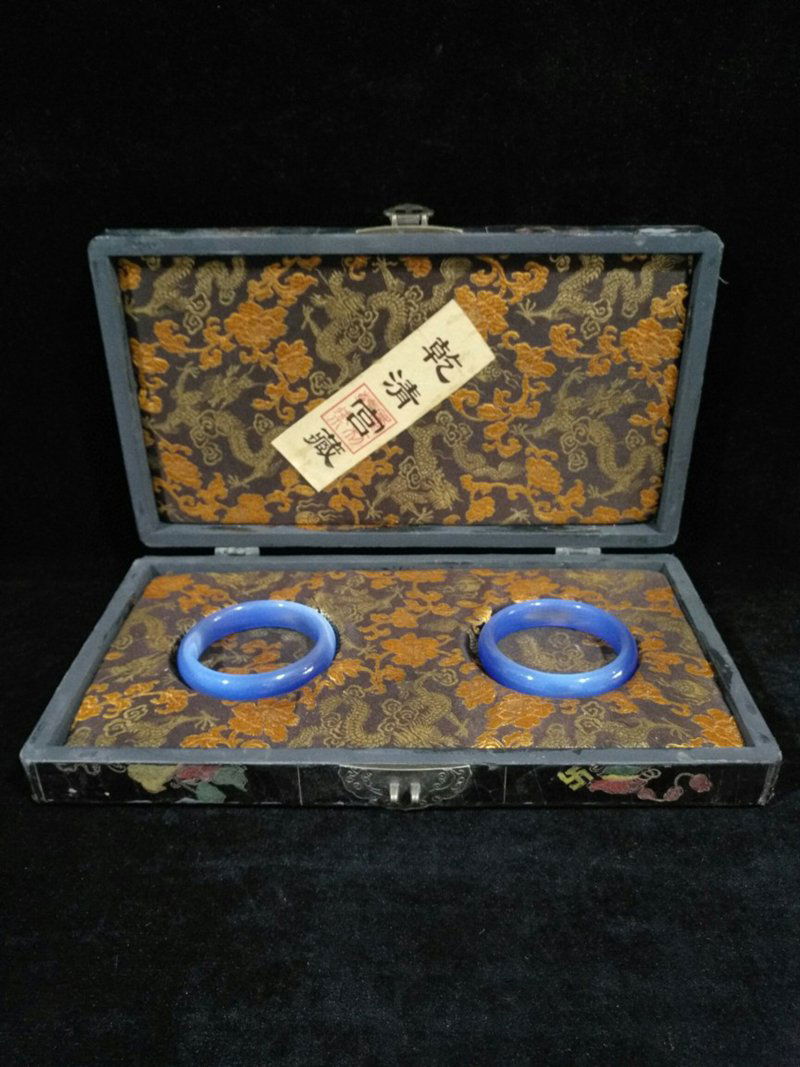 A Pair Vintage Cat's Eye Bracelet w Lacquerware Box (1 of 9)