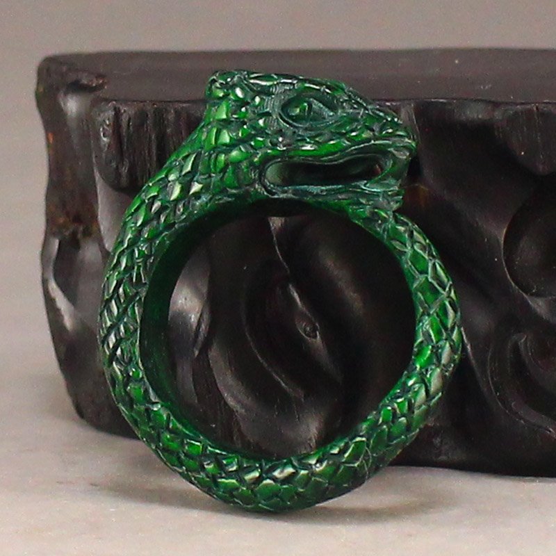 Vintage Deer Horn Carved Snake Ring: Vintage Deer Horn Carved Snake Ring Dimension: 21 x 13(mm) 0.83 x 0.51(inches) Weight: 0.01 lbs/5 g The wooden stand no included.
