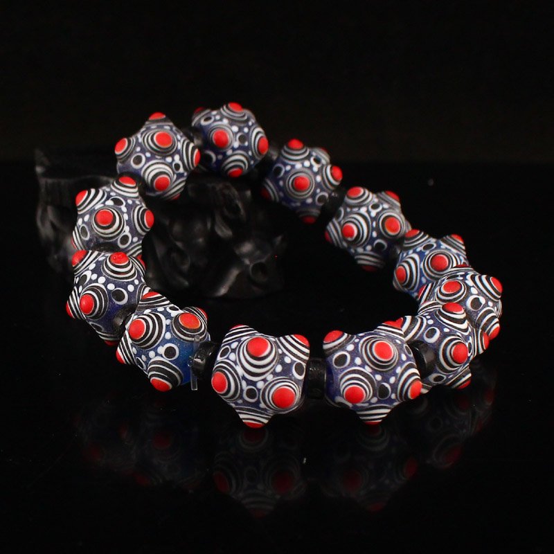 Beautiful Chinese Peking Glass Beads Bracelet: Beautiful Chinese Peking Glass Beads Bracelet Dimension: 19 x 19 x 17 (mm) 0.75 x 0.75 x 0.67(inches) Weight : 0.22 lbs/102 g