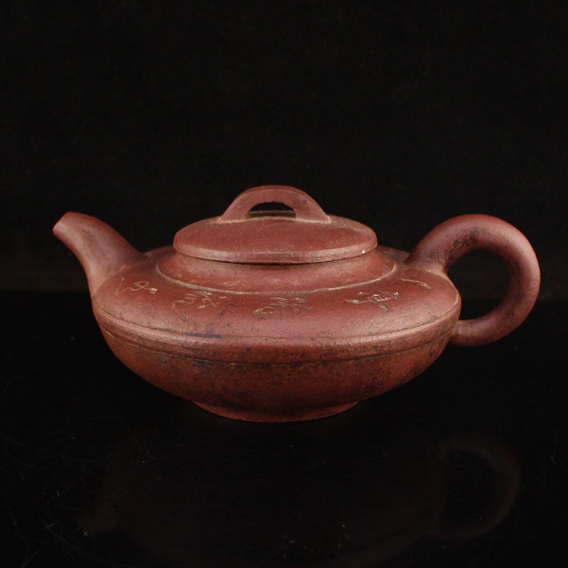 Chinese Yixing Zisha Clay Teapot w Artist Signed: Chinese Yixing Zisha Clay Teapot w Artist Signed Dimension: 177 x 130 x 78(mm) 6.97 x 5.12 x 3.07(inches) Weight 0.89 lbs/404 g