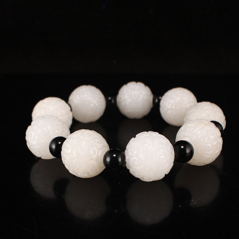 22 MM Chinese Hetian Jade Beads Bracelet: 22 MM Chinese Hetian Jade Beads Bracelet Dimension: 22(mm) 0.55(inches) Weight 0.13 lbs/135 g The wooden stand no included.