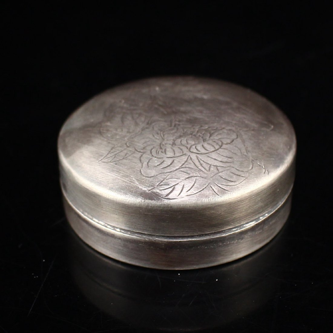 Vintage Pure Silver Mantis & Flower Design Rouge Box: Vintage Chinese Pure Silver Mantis & Flower Design Rouge Box Dimension: 49 x 49 x 20(mm) 1.93 x 1.93 x 0.79(inches) Weight : 0.06 lbs/26 g The wooden stand no included.