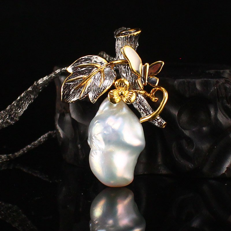 Beautiful Pure Silver Inlay Pearl Pendant: Beautiful Pure Silver Inlay Pearl Pendant Dimension: 47 x 31 x 10(mm) 1.85 x 1.22 x 0.39(inches) Weight : 0.04 lbs/16 g The wooden stand no included.