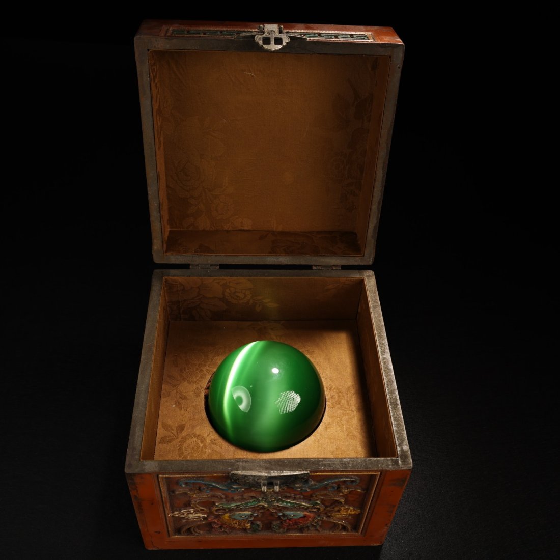 Superb Green Cat's Eye Ball w Box: Superb Green Cat's Eye Ball w Box Dimension: 180 x 180(mm) 7.09x 7.09 (inches) Dimension: 100(mm) 3.94 (inches) Weight 2.87 lbs/1300 g