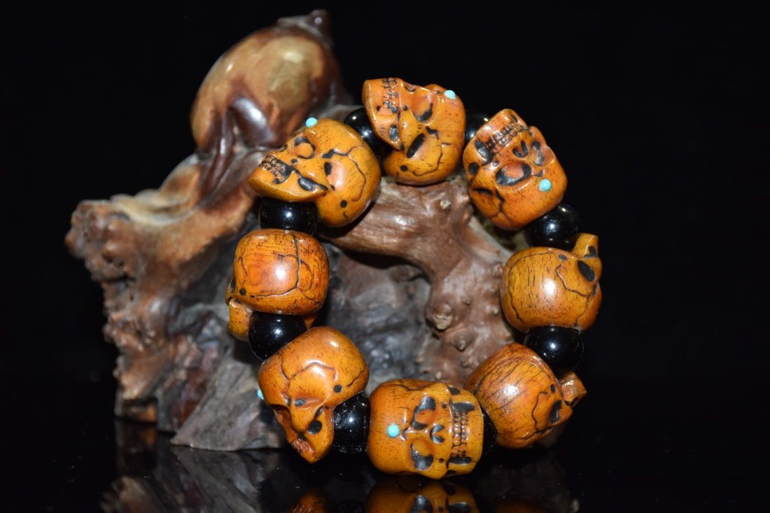 Vintage Ox Bone Inlay Gems Skull Beads Bracelet: Vintage Ox Bone Inlay Gems Skull Beads Bracelet Dimension: 30 x 28 x 25(mm) 1.18 x 1.1 x 0.98(inches) Weight: 0.3 lbs/136 g The wooden stand no included.
