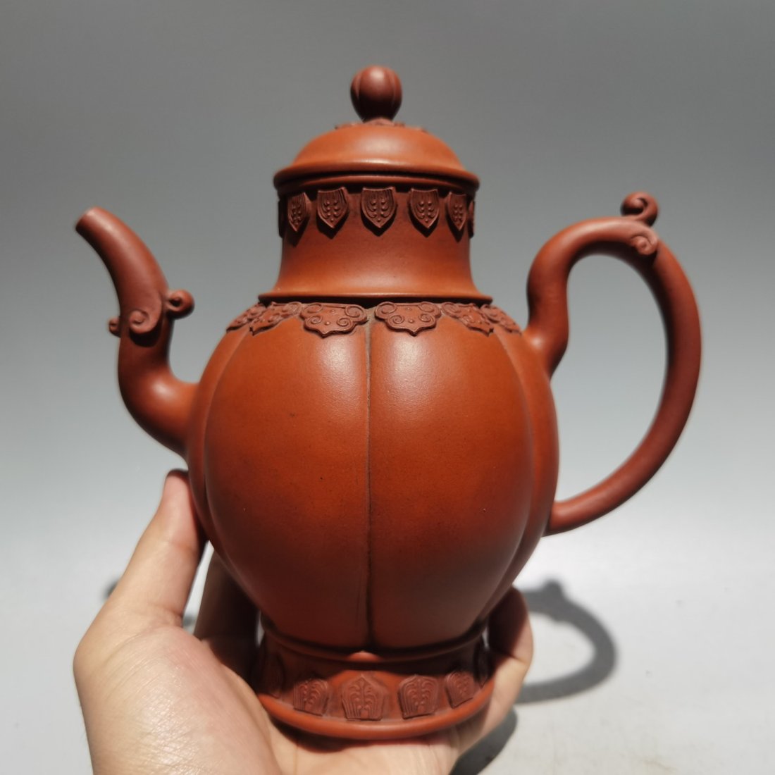Chinese Yixing Zisha Clay Teapot w Artist Signed: Chinese Yixing Zisha Clay Teapot w Artist Signed Dimension: 180 x 190 (mm) 7.09 x 7.48(inches)